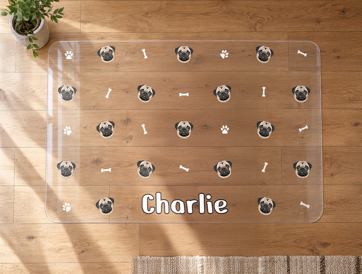Ilustračná vizualizácia priehľadnej podložky s hlavičkami mopsa a menom Charlie